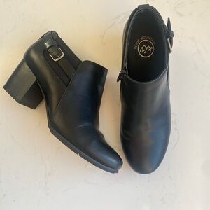White Mountain black Noah bootie size 7 1/2